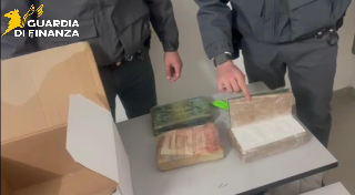 La droga viaggia per posta: maxi sequestro tra Roma e Pescara